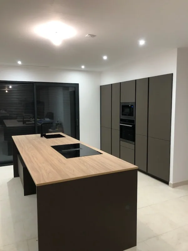 Cuisine moderne avec îlot central, spots LED encastrés — secteur Fabrègues, Hérault