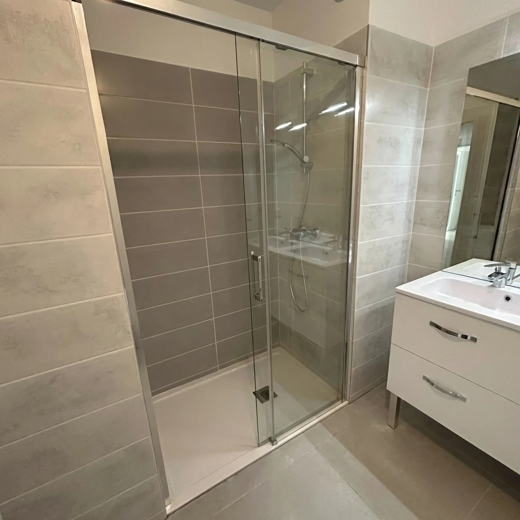 Douche à l'italienne neuve, carrelage gris moderne — secteur Frontignan, Hérault