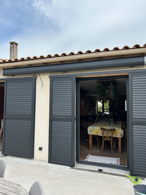 Volets gris anthracite et baies vitrées coulissantes posés sur maison de village — Hérault