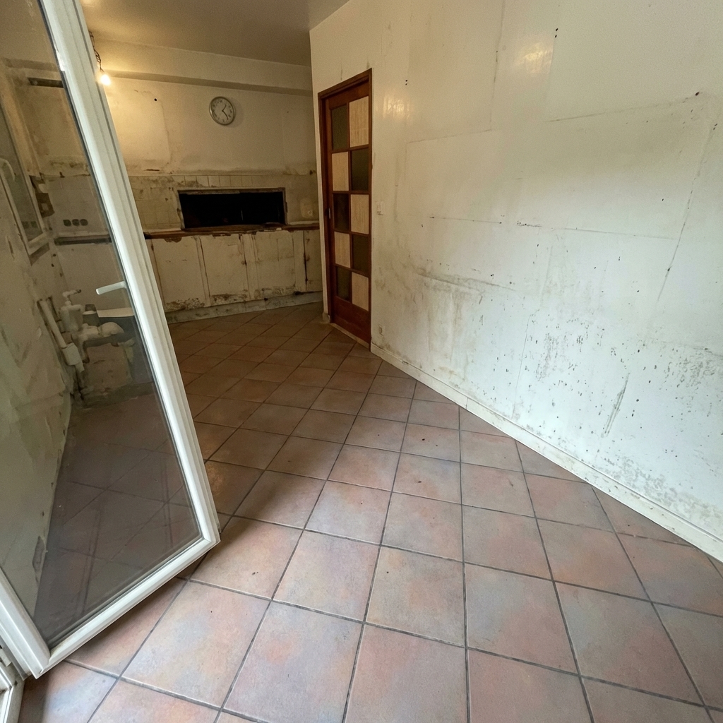 Ancien carrelage terre cuite usé avant remplacement — Hérault