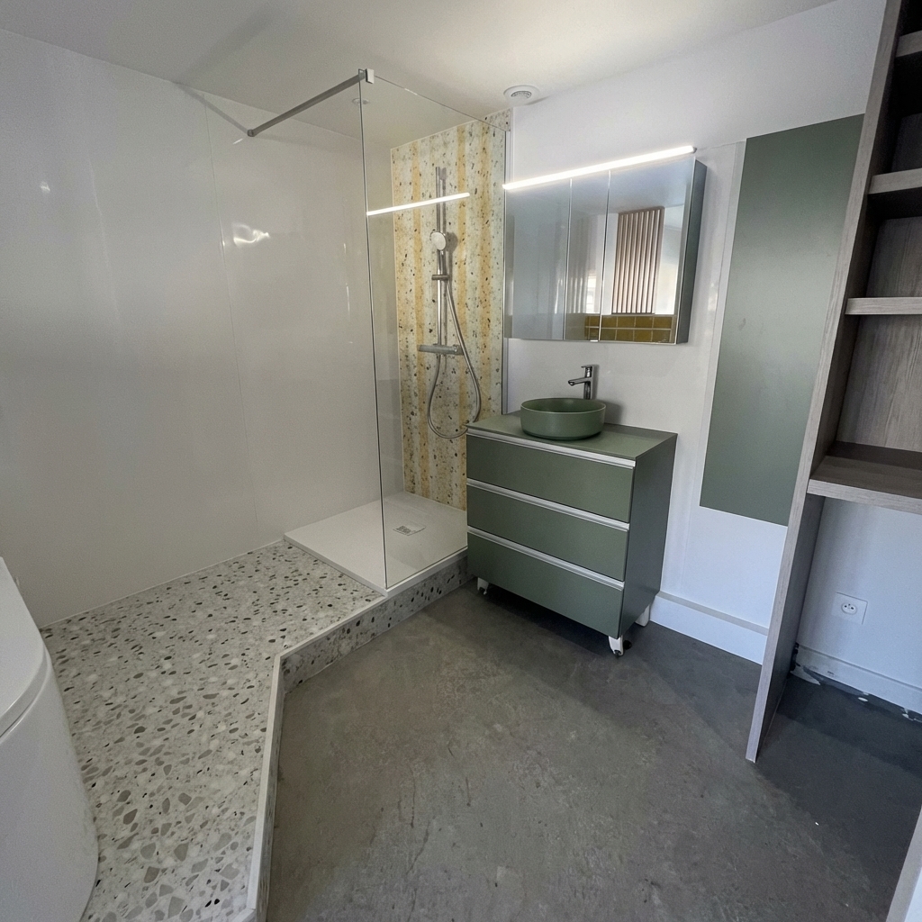 Salle de bain avec douche italienne, carrelage mosaïque et meuble vasque