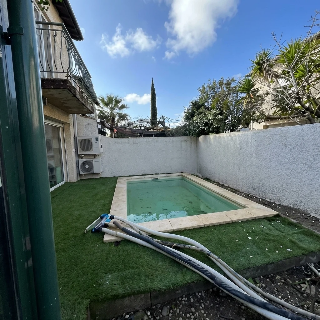 Aménagement extérieur terminé, piscine et terrasse — Montpellier, Hérault