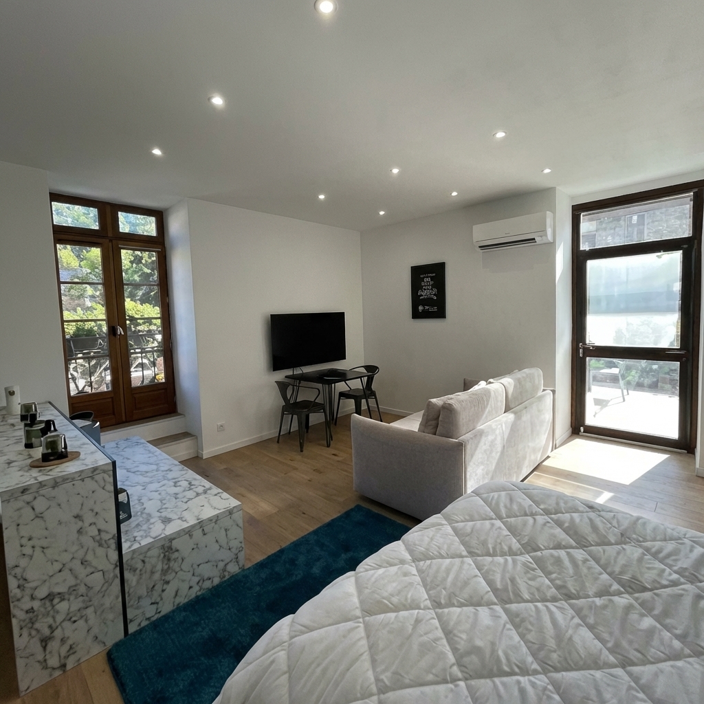 Suite parentale lumineuse avec vue panoramique, parquet et peinture blanche