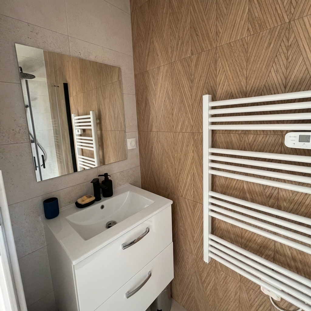 Meuble vasque blanc avec miroir et carrelage imitation bois — salle de bain moderne