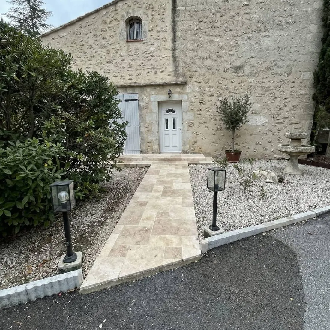 Allée extérieure rénovée en dallage pierre naturelle — secteur Lunel, Hérault