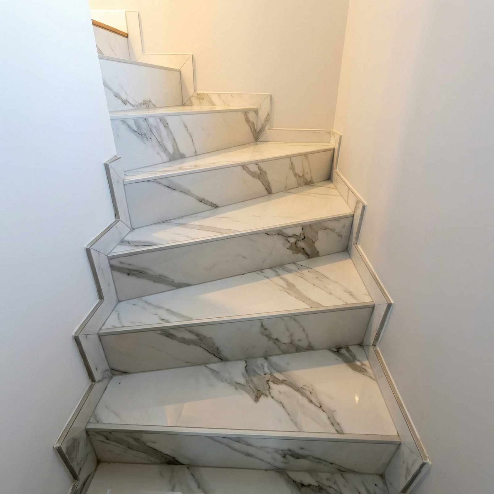 Escalier en marbre blanc avec veinage gris, finition brillante — Hérault