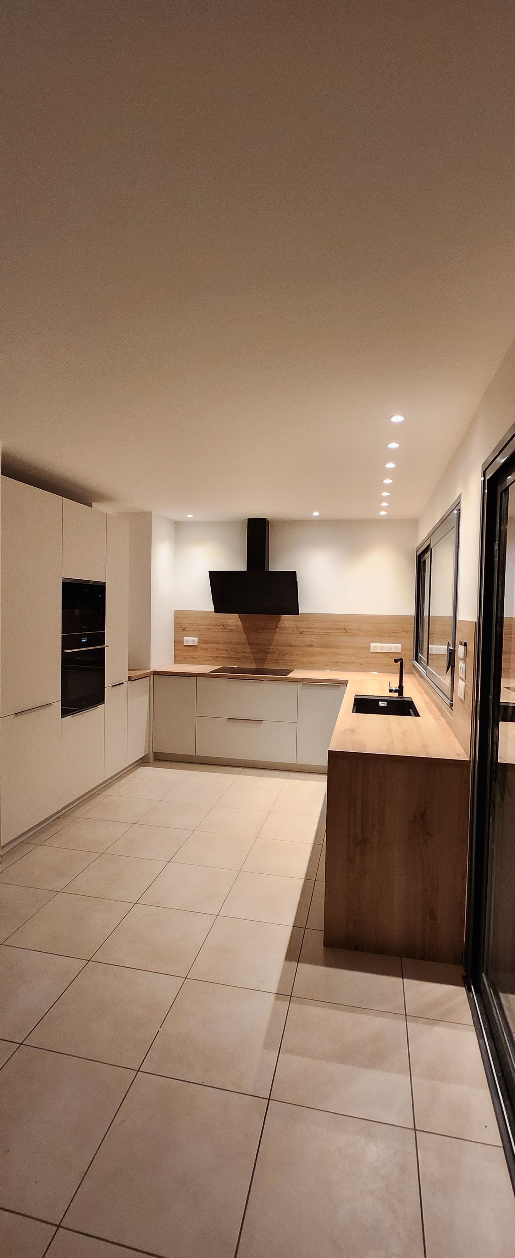 Cuisine rénovée avec faux plafond et spots LED encastrés — SRH Rénovation Hérault