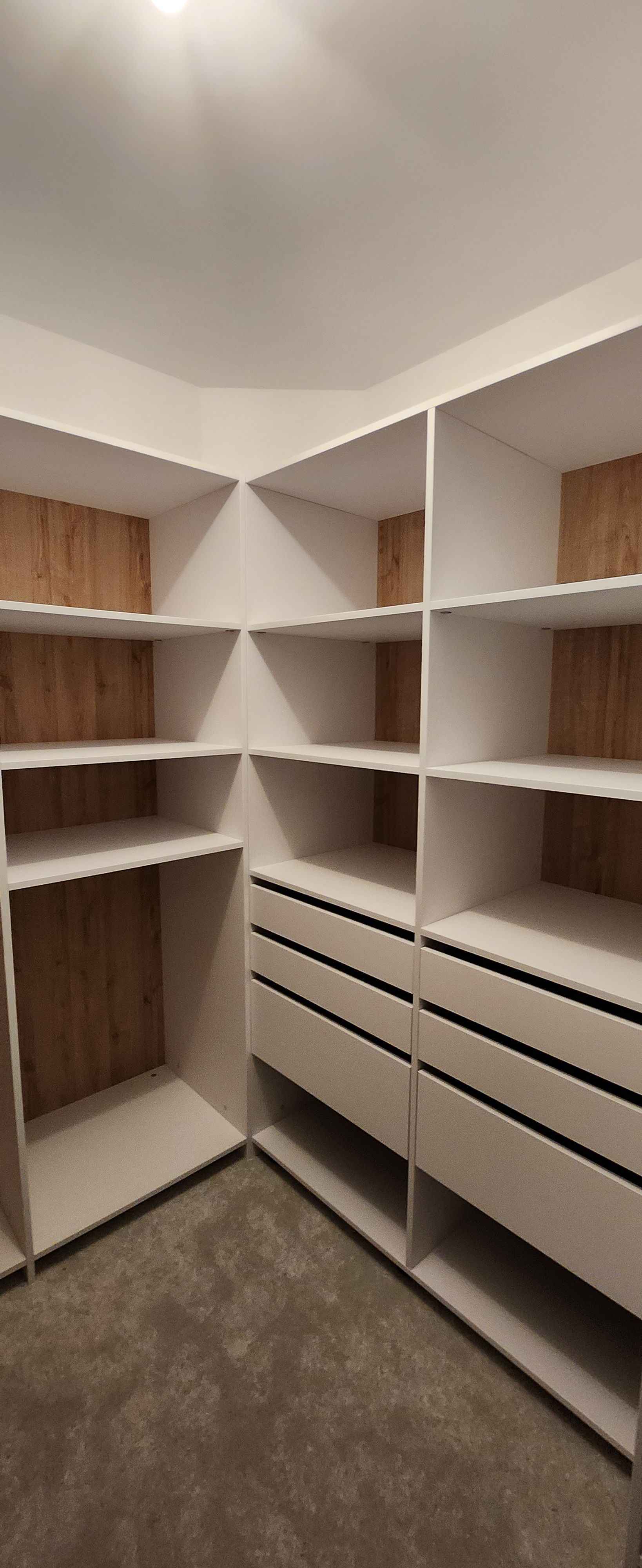 Dressing sur mesure blanc et bois naturel