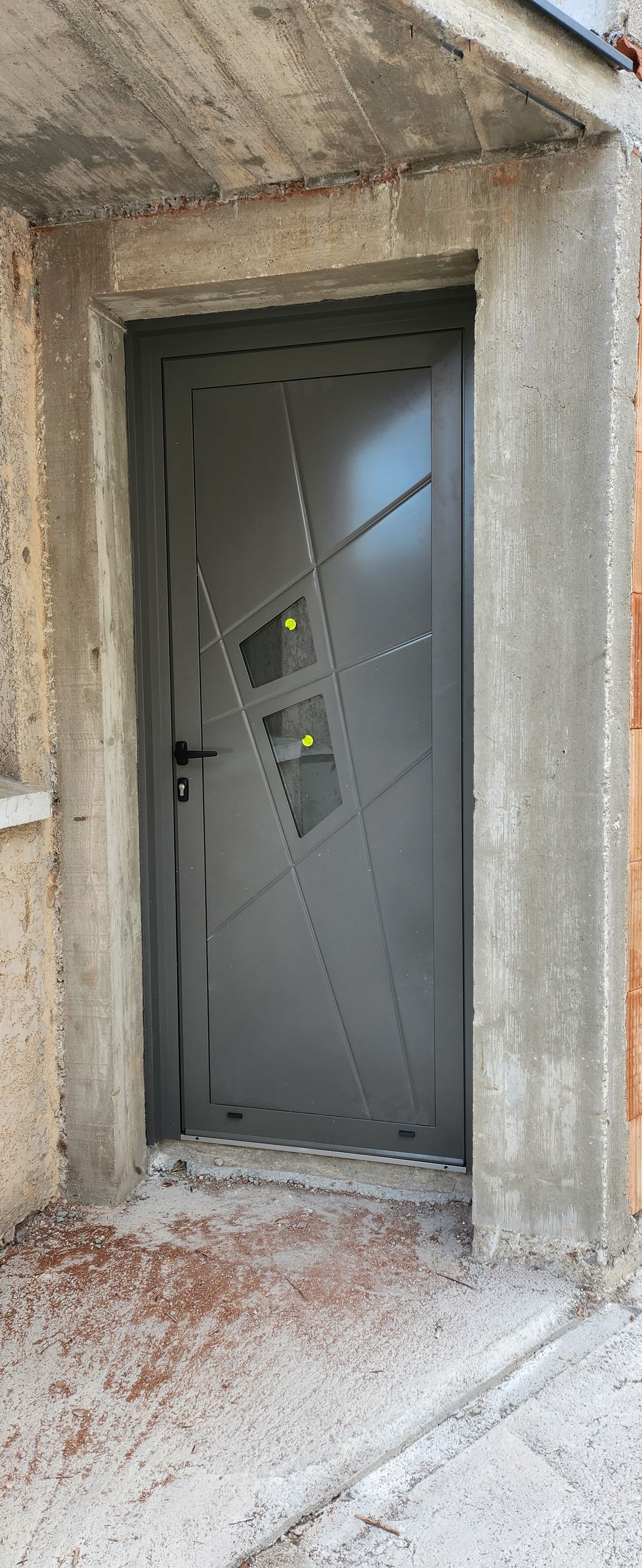 Porte d'entrée aluminium posée par SRH Rénovation